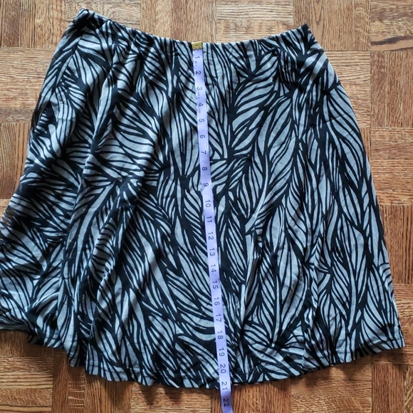 Flowy and light summer skirt - Picture 3 of 3